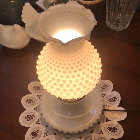 Vintage Fenton White Milk Glass Lamp Beautiful! - Picture 3 of 14